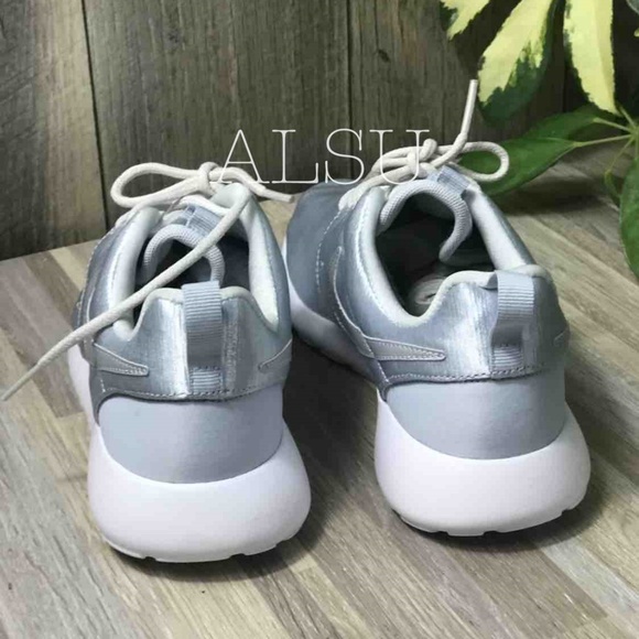 NWT Nike Roshe One PRM Pure Platinum W AUTHENTIC - Picture 5 of 7